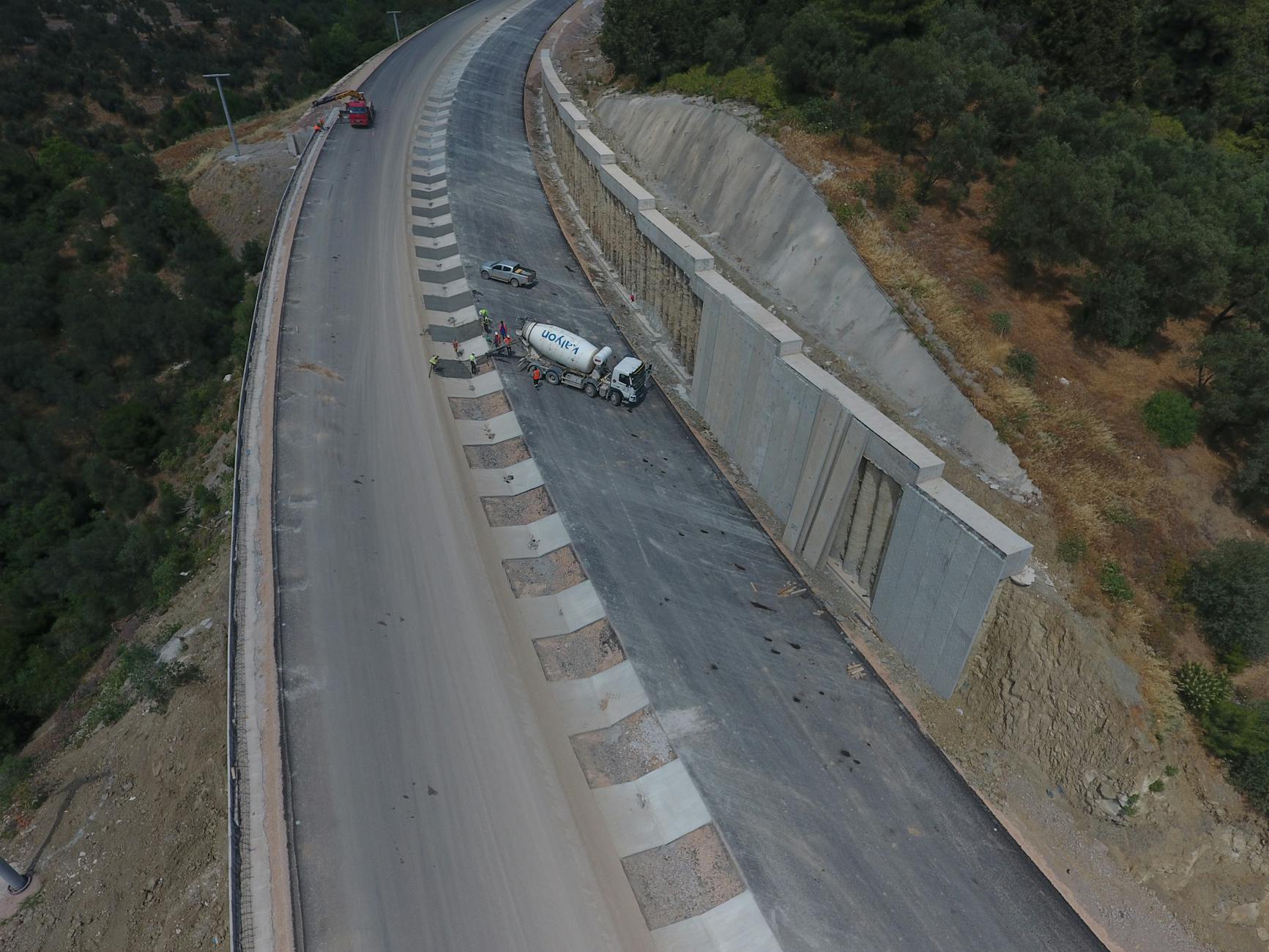 Budowa nowej trasy szybkiego ruchu z widocznymi maszynami na jezdni