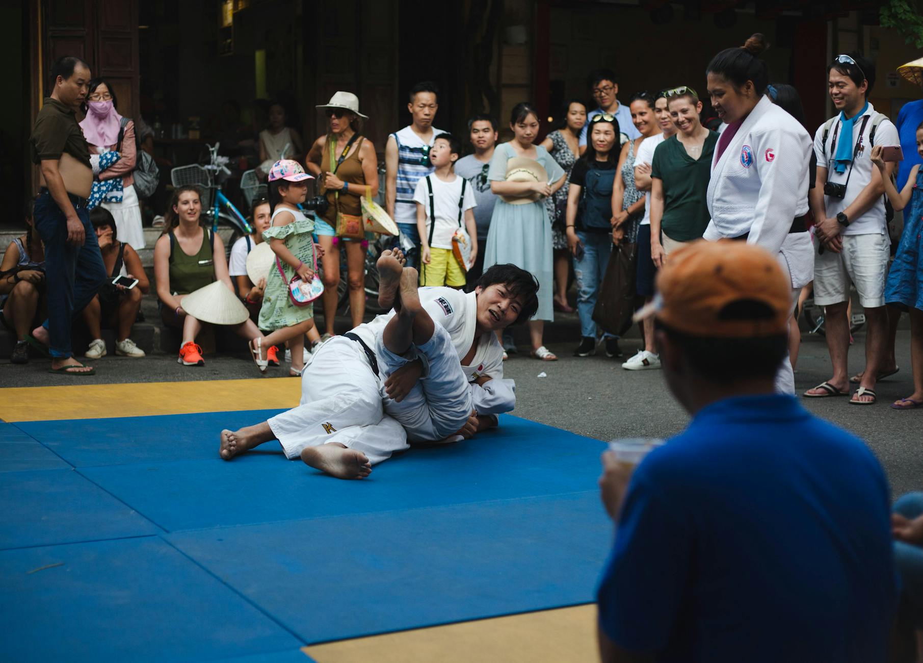 Pokaz judo przed publicznością na świeżym powietrzu