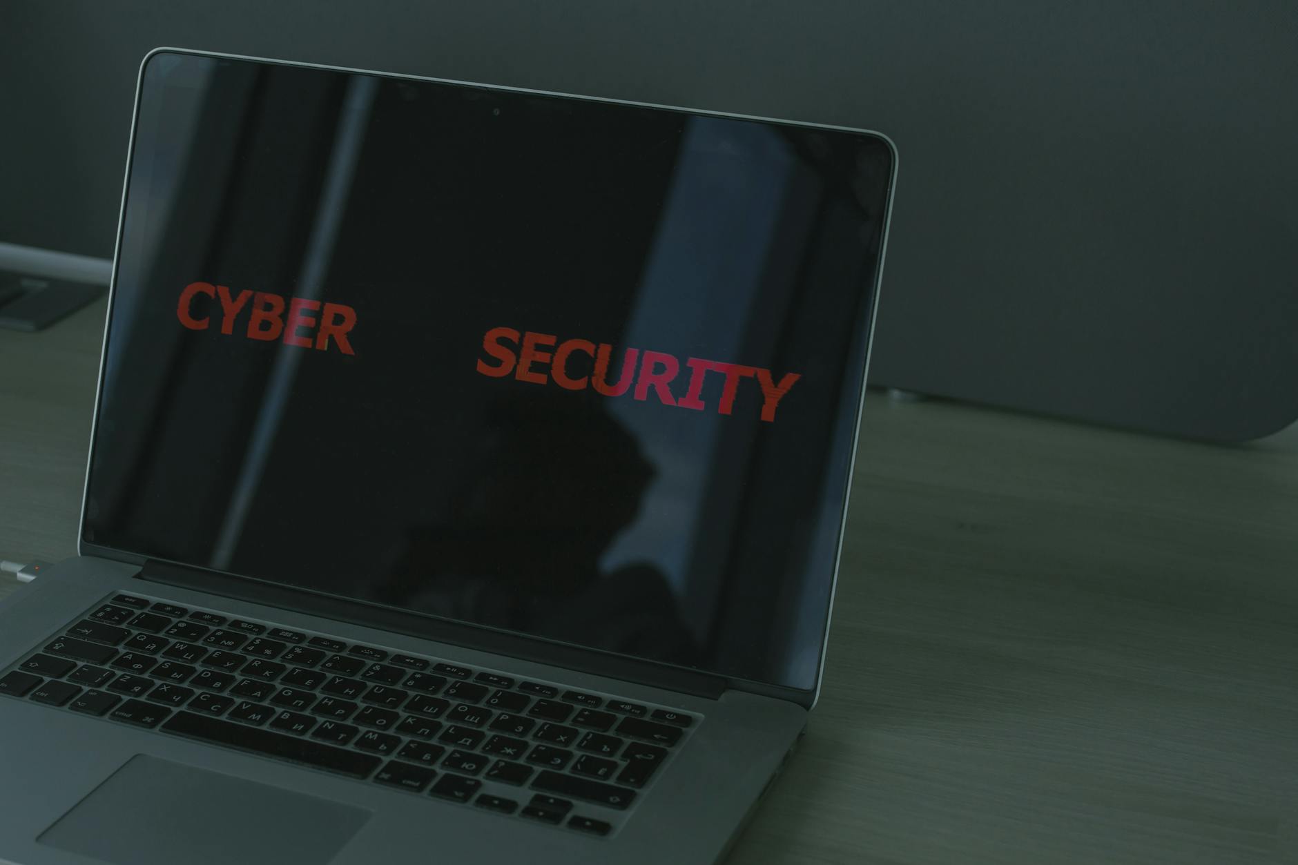 Zbliżenie na laptop z napisem o cyberbezpieczeństwie i ochronie danych