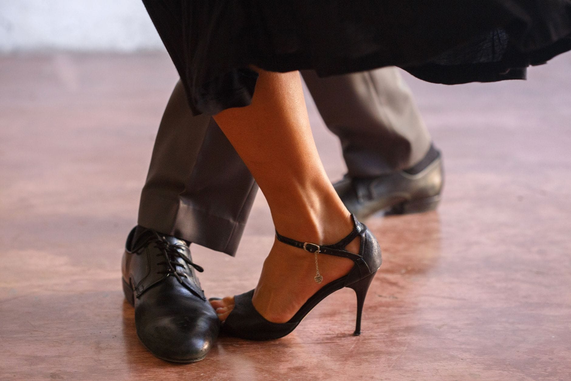 Para tańcząca tango w eleganckich czarnych butach i szpilkach Para tańcząca tango w eleganckich czarnych butach i szpilkach