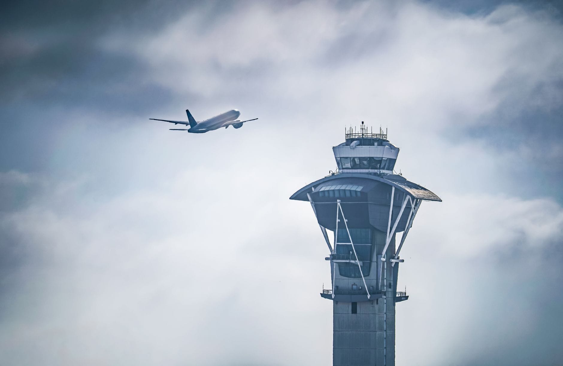 Samolot startujący obok wieży kontroli lotów LAX w Los Angeles