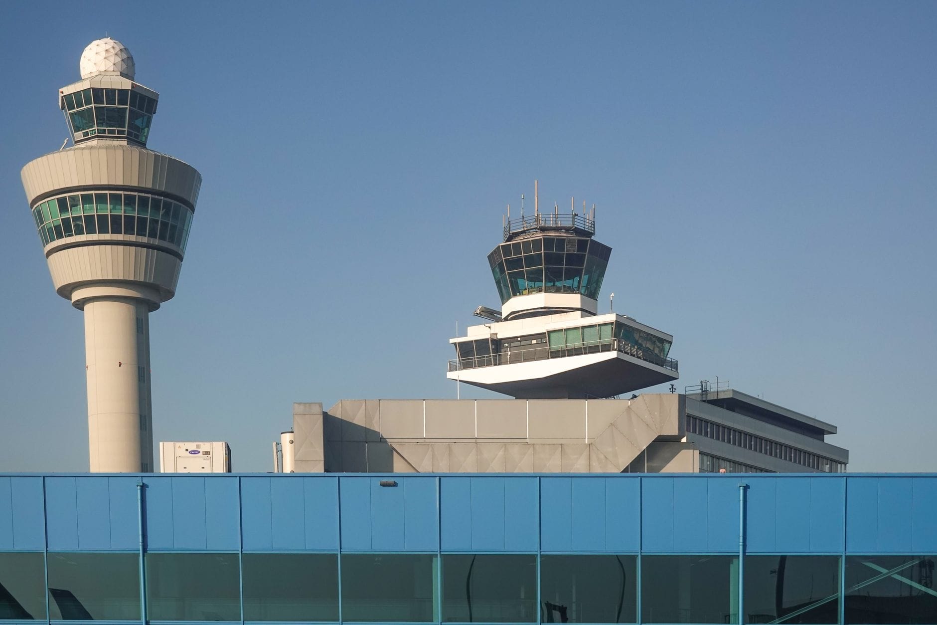 Wieże kontroli ruchu lotniczego na lotnisku Schiphol w słoneczny dzień