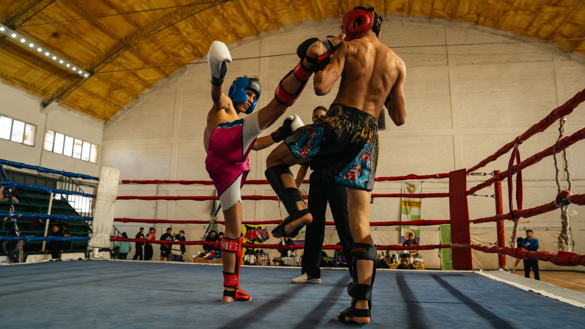 Zawodnicy muay thai wymieniają ciosy w ringu podczas walki