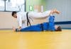 Morote gari a przepisy judo: czy ten rzut można stosować na zawodach? Dwóch zawodników judo ćwiczących techniki w dojo