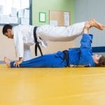 Dwóch zawodników judo ćwiczących techniki w dojo