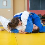Uchi mata – jak wejść do rzutu, gdy przeciwnik cofa nogę Judocy ćwiczą techniki chwytów podczas treningu w sali dojo